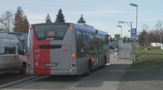 Řidič autobusu dětem netiskne lístky. Když na ně přijde revizor, mají problémy