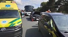 U Mohelnice se srazilo auto a autobus s 46 dětmi na palubě. Dvě se zranily