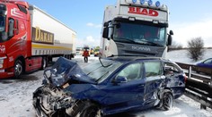 Česko bojuje se sněhem, na Pražském okruhu bouralo 30 aut
