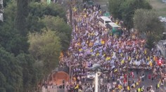 V Tel Avivu se sešlo 350 tisíc demonstrantů. Požadují ukončení války v Gaze