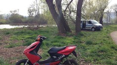 ZBĚSILÁ HONIČKA po cyklostezce u Prahy! Řidič skútru srazil cyklistu!