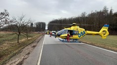 Čelní střet auta s dodávkou na Rychnovsku. Na místo letěl vrtulník