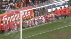VIDEO: Na slávisty fanoušci lili pivo! Hráči po ostudné sezoně ani neslavili záchranu