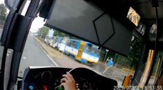 Okamžik hrůzy! Muž spěchal na autobus, málem ho smetla tramvaj