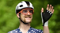 Romantika v Paříži. Cyklista po dojezdu slavné Tour požádal přítelkyni o ruku
