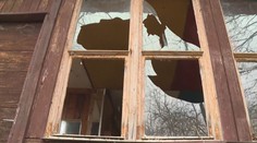 Policie rozprášila gang, který vykradl desítky chat. Pro členy si došla zásahovka