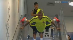 Jak (ne)sjíždět po eskalátorech? Alves si zahrál na pavoučího muže