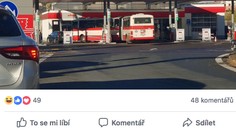 FOTO: Autobus si zkrátil cestu benzínkou. Autor fotky to schytal!