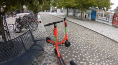 Lidé na elektrokoloběžkách by měli nosit helmy, myslí si experti