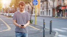 Chodci loni zavinili přes tisíc nehod! Silnice přechází zahledění do mobilů