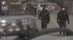 Ubývají záchranáři, policisté i hasiči. Jsou nakažení nebo v karanténě