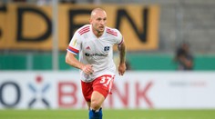 Výbuch emocí! Obránce Hamburku napadl fanouška na tribuně