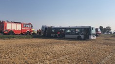 Rychle jedoucí autobus u Prahy havaroval do pole, zranili se čtyři lidé