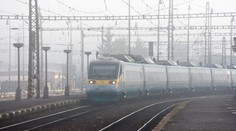 Železniční dopravu u Benešova zastavila tragédie. Srážku s vlakem muž nepřežil