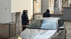 Velká policejní razie: Kvůli osvědčením pro revizní techniky zasahují na třech místech