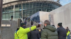 Velká Británie se chce do půl roku vrátit k normálnímu životu