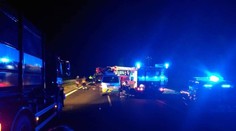 Chodec šel v noci po dálnici, auto ho srazilo a další přejelo