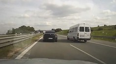 Černé BMW letělo po D1 dvoustovkou. K řidičově smůle přímo kolem policistů