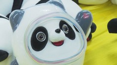Nouze o olympijské pandy! Podívejte se, jak se oblíbený maskot vyrábí