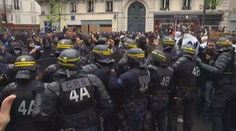 Paříž po volbách zachvátily protesty. Policie zatkla desítky lidí