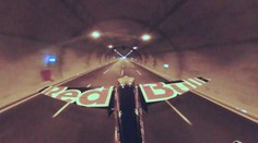 VIDEO: Pilot vytvořil nový rekord. Proletěl dva tunely rychlostí 245 km/h