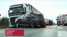 VIDEO: Hromadná dopravní nehoda pěti aut