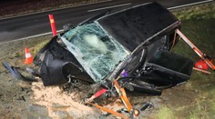 Řidič ve vysoké rychlosti sešrotoval auto. Zemřel na místě, dívka bojuje o život