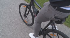 S nástupem elektrokol přibývá zraněných cyklistů. Senior po pádu do potoka zemřel