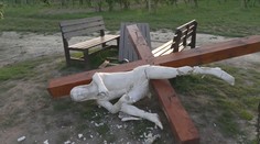 Vandal zničil kontroverzní kříž. Ježíš na něm seděl a popíjel víno