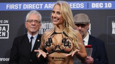 Místo oslav operace. Boxerská kráska si ošklivě zlomila ruku