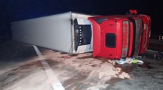 Na D5 u Tachova se převrátil kamion, auta musela jet jinudy!