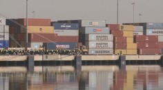 Kvůli clům si Američané připlatí. Při nákupu za 10 000 o víc než dva tisíce
