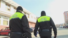Strážníci zaklekli muže před 3letým dítětem. Nepochybili, rozhodla policie