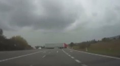 Zbláznil se? Kamioňák se otáčel do protisměru, přes dvojitou čáru a šest jízdních pruhů!