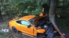 Další nehoda mustangu! Auto vjelo do stromu, řidič se vážně zranil