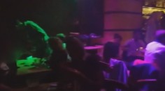 Hospoda zavřela jen naoko. Uvnitř byla párty bez roušek, zato s drogami