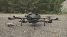 Jedinečná technologie: Věznice a další objekty by mohly hlídat speciální drony