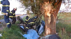 Podivná nehoda: Řidič (75) narazil do stromu, na místě zemřel!