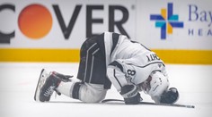 Šílený faul v NHL. Elitní obránce skončil v bolestech, možná přijde o olympiádu