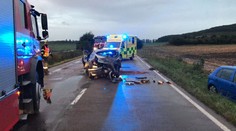 Jedno auto zničené, druhé v poli. Nehoda si vyžádala dva zraněné