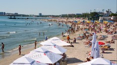 Pekelný závěr léta. Turisté kvůli hnijícím řasám nemohou do moře