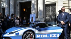 Italští policisté řídí lamborgini. V čem se jezdí jinde? PŘEHLED