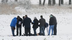 Smrt v poli: Nedaleko Pražského okruhu našli mrtvého muže!