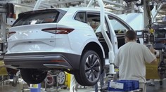 EU potvrdila mírnější emisní pravidla pro automobilky. Pokuty jim ale stále hrozí