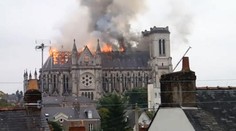 VIDEO ZKÁZY: Obrovský požár zničil střechu katedrály ve Francii