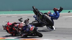 Hrozivá kolize v MotoGP. Japonský jezdec zezadu sestřelil dva soupeře