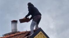 VIDEO: Agresivní muž řádil na střeše. Zásahovka nahoru nemusela, uklouzl a spadl
