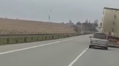 Kamera zachytila agresivního řidiče, manévrem ohrozil všechny okolo