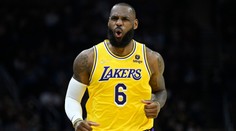 LeBron je už jen kousek od historického rekordu NBA. Opět zářil i Antetokounmpo