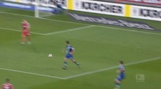 VIDEO: Fotbalové KO! Odkopával míč, napálil spoluhráče do hlavy